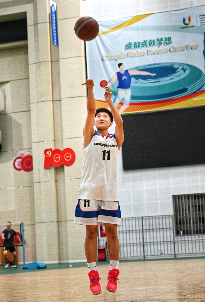 ▲王蜜正在投篮