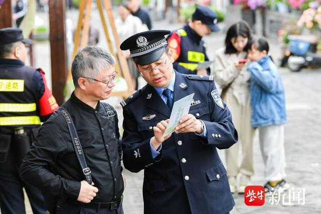 图为南京江宁公安分局陆郎派出所组织民警在黄龙岘景区向游客开展反诈宣传