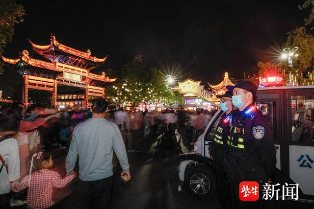 图为南京秦淮公安分局警力在夫子庙景区执勤