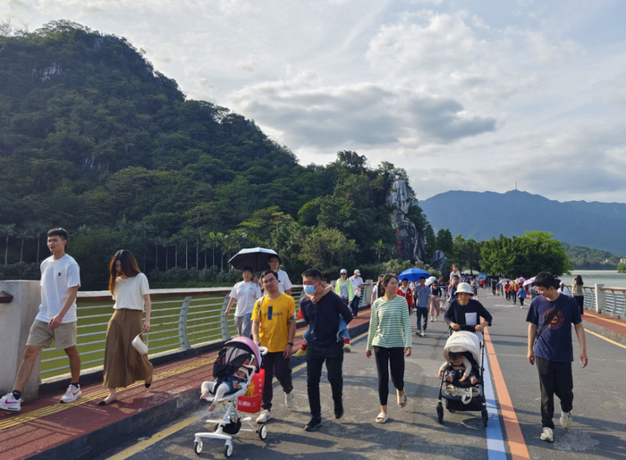 △肇庆的美丽风光吸引了众多市民游客前来游玩。西江日报记者 曹笑 摄