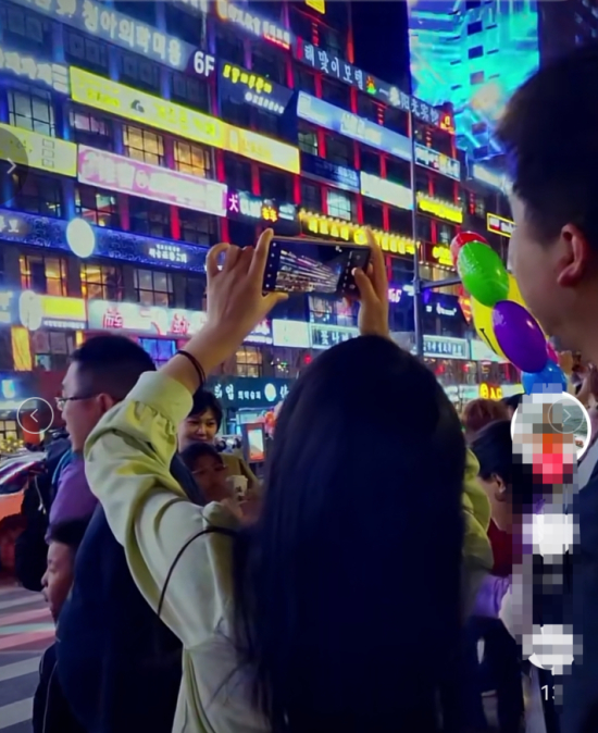 “网红弹幕墙”前打卡的游客