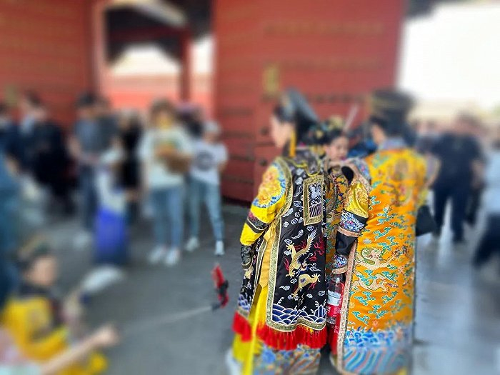 故宫拍照的游客/豹变