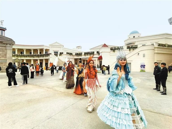 “五一”假期，丝路欢乐世界成为西安新的网红打卡地。记者 李卫摄