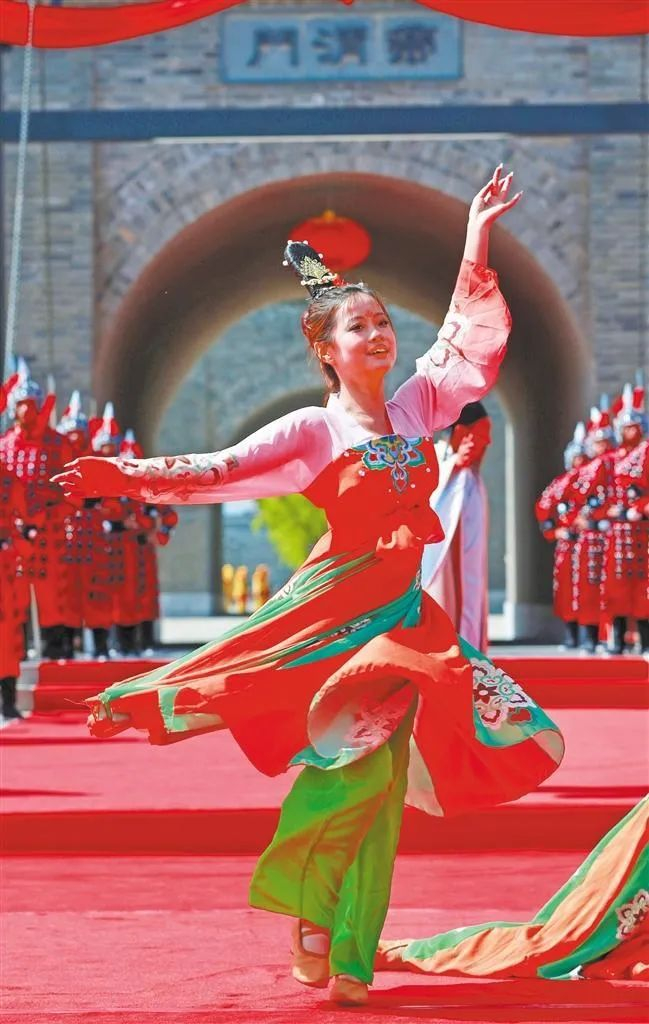 5月1日，渭南市临渭区双创家园古城，金甲开道，鼓乐齐鸣，以开城之礼邀请八方宾客入城共游。通讯员 牛纲摄