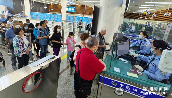 皇岗边检站民警为入境外国籍旅客办理查验手续。黄俊生摄