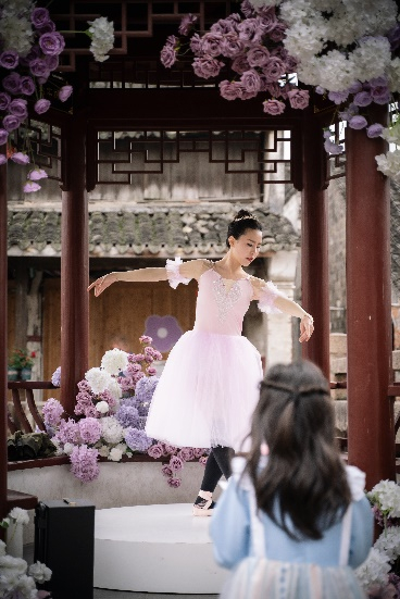 游客在养心亭舞台欣赏“舞春天”芭蕾表演