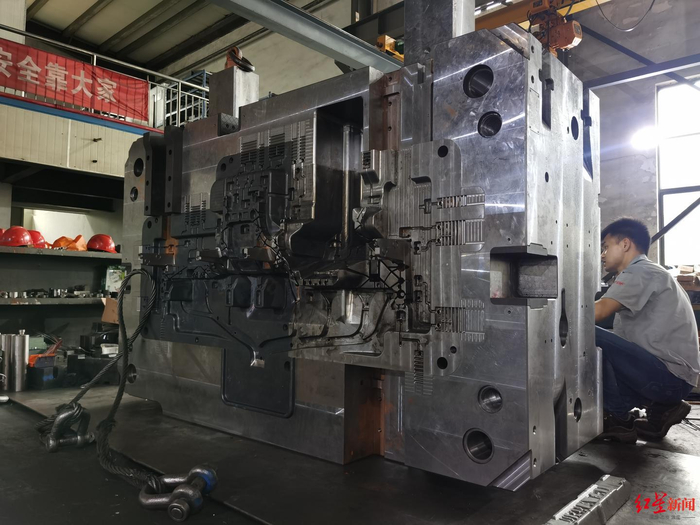  大型镁合金一体化仪表台压铸模具