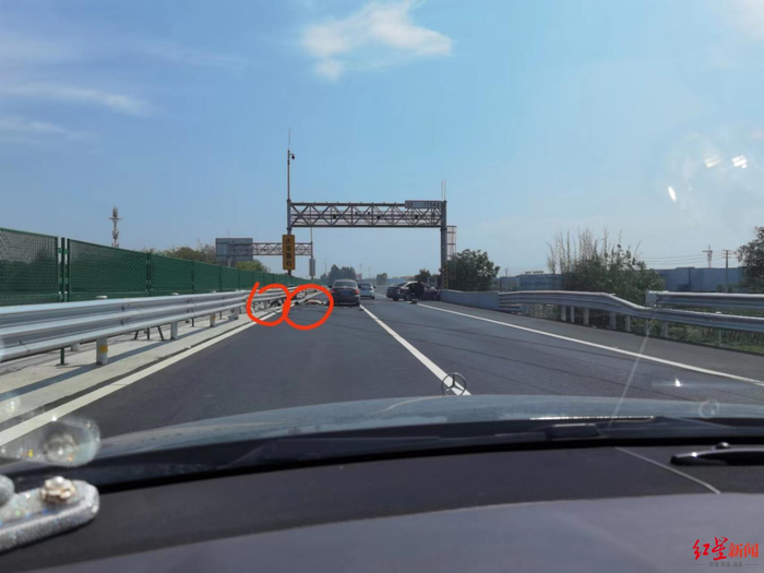 ↑成绵高速车祸两女子被甩出车外