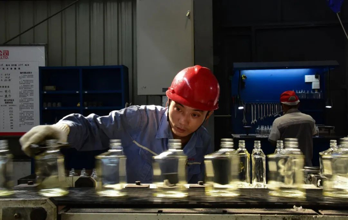 酒瓶淬炼脱贫之歌  李欣摄