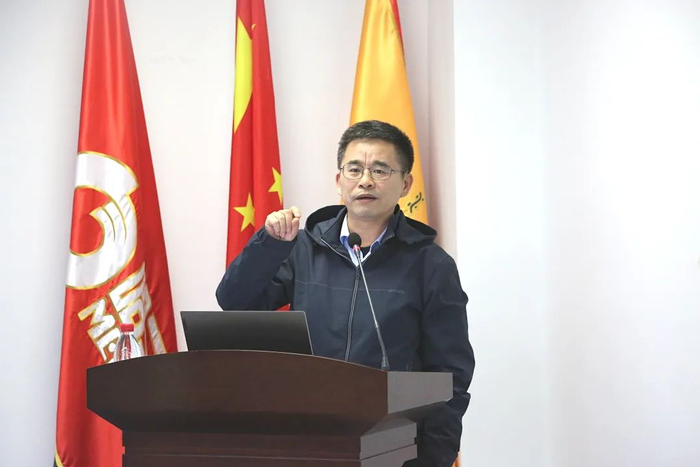 ▲孙宏斌院长介绍研究院基本情况及研发方向