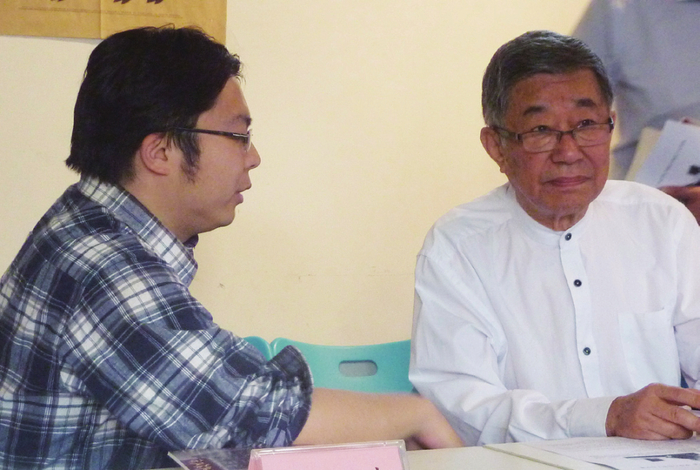 侯磊（左）与老舍之子舒乙