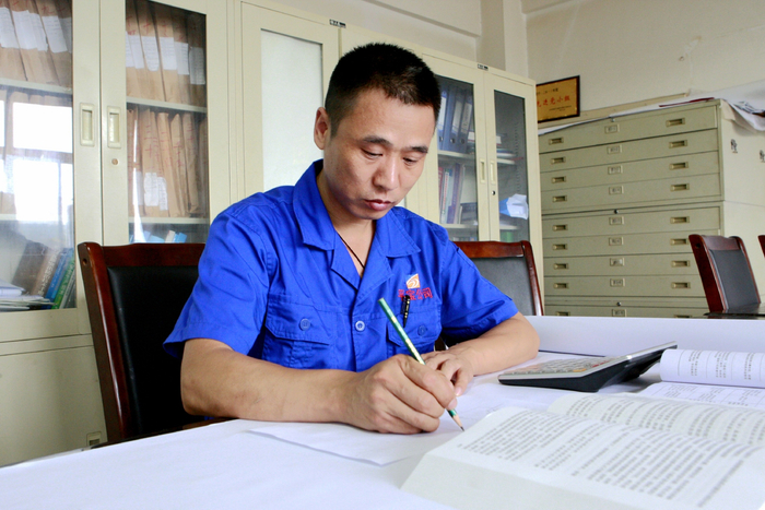 2023年“全国五一劳动奖章获得者、“全国煤炭工业劳动模范”张工厂