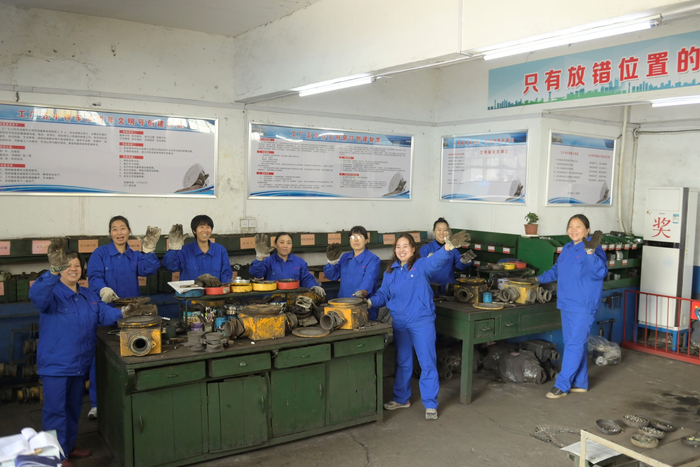 四矿工厂五小件车间荣获“全国工人先锋号”荣誉称号  陈茁摄