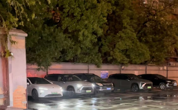 五一期间，某高速服务区排队车辆。受访者供图