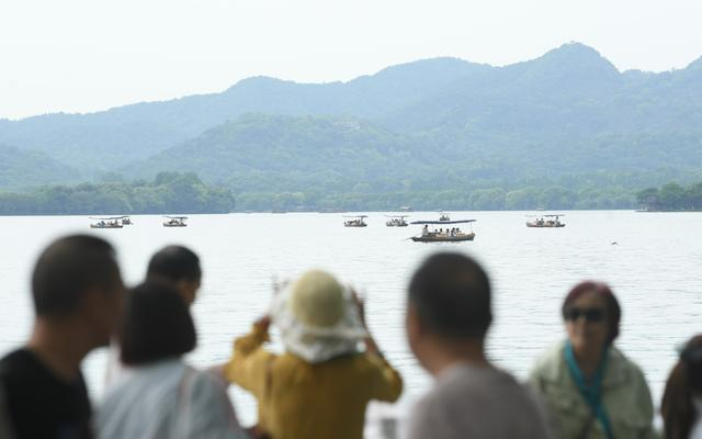 ▲5月3日，游客在杭州西湖乘船游玩。图/新华社