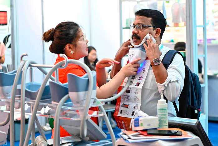采购商在广交会上体验一款美容仪。（图片由CNSPHOTO提供）