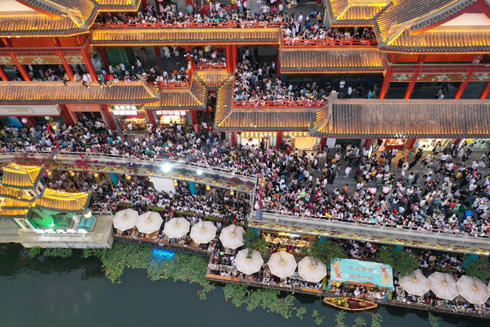 五一假期，眉山市东坡区穿越盛世古街迎来游客旅行消费高峰。（图片由CNSPHOTO提供）