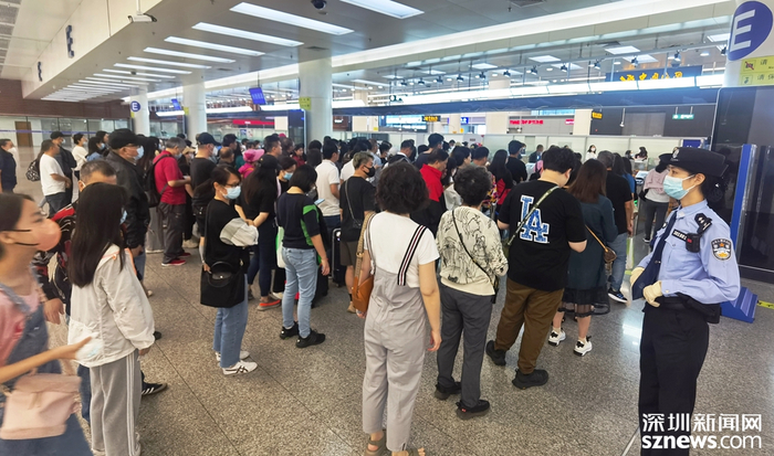 大批港澳旅客挤满福田口岸出境大厅快捷通道区域。黄俊生摄