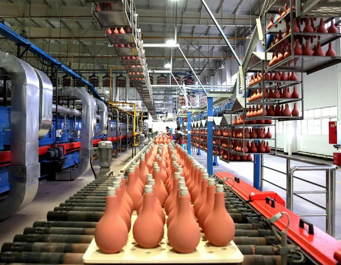 合江华艺陶瓷上釉流水线   李峰摄