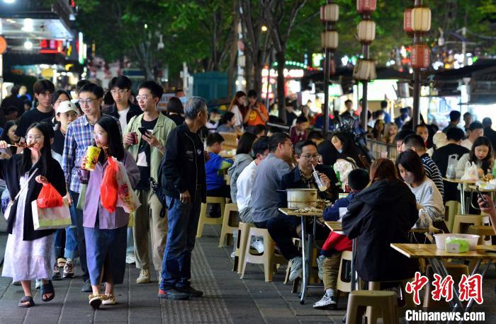 图为民众在福州市达明美食街品尝美食。张斌 摄