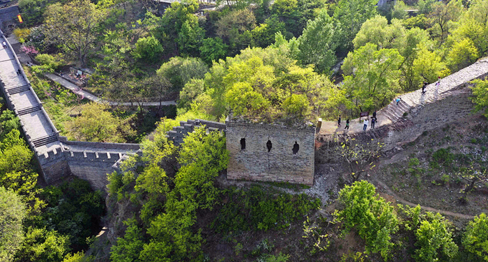 5月1日，游客在迁西县青山关长城景区游玩（无人机照片）。新华社发（刘满仓摄）