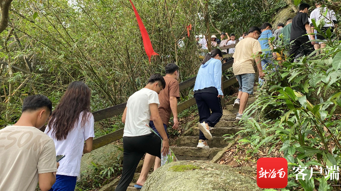 游客樊登铜鼓岭。记者 吴岳文 摄