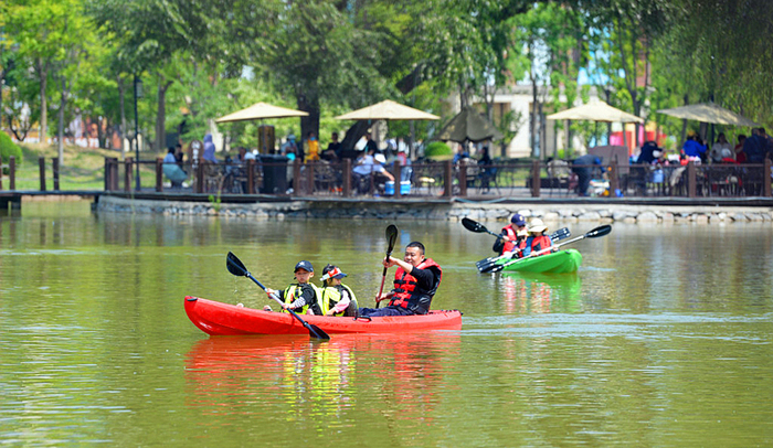 5月1日，游客在永清县林栖谷景区体验皮划艇。 河北日报记者赵永辉摄