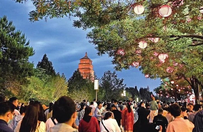 5月1日，游客在西安大雁塔文化休闲景区参观游览。“五一”期间，人们来到各地景区游玩，乐享假期。新华社发（邹竞一摄）