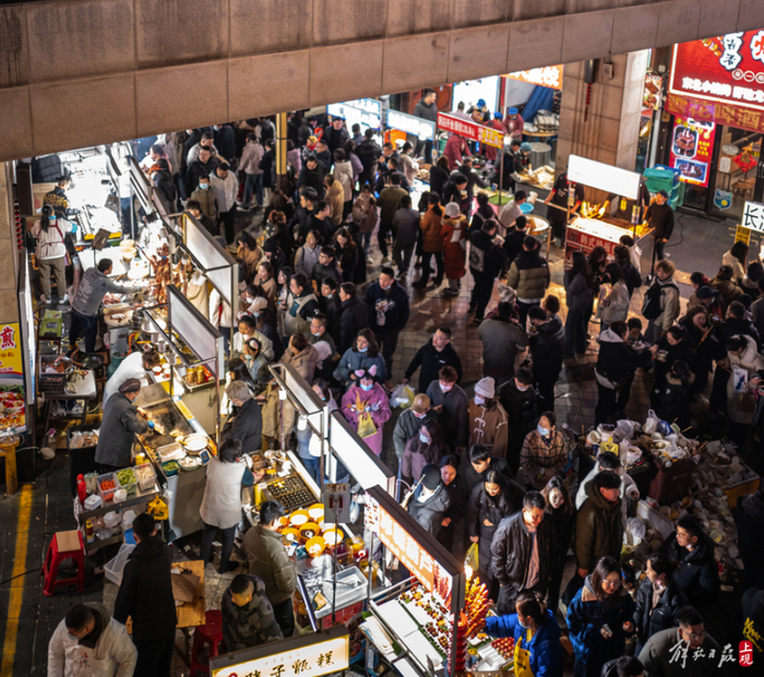 近日回归的上海夜市 图片来源：解放日报