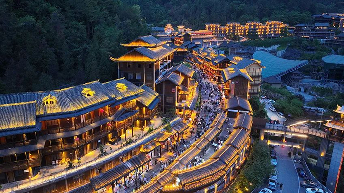 5月1日，游人在重庆市酉阳土家族苗族自治县酉州古城游玩（图片来源：新华社）。