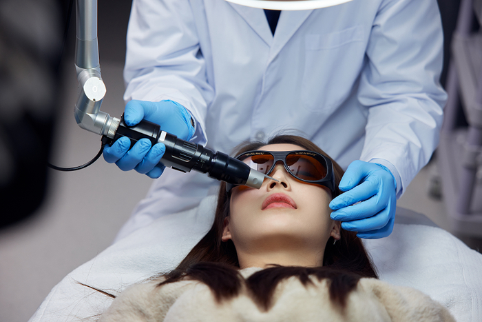 “不动刀”的医美项目成为爱美人士扎堆消费的重点。（图片由摄图网提供）