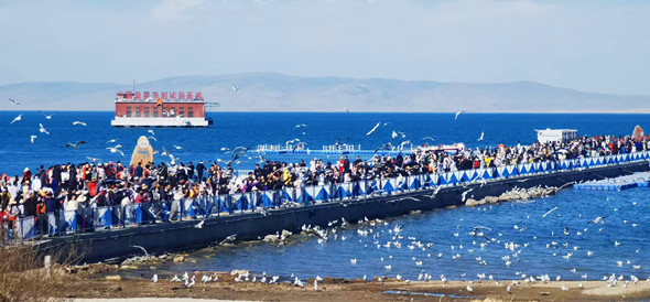 “五一”期间青海湖二郎剑景区游客爆满 