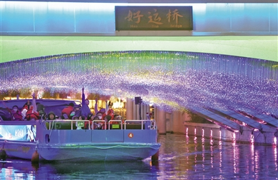 5月1日晚，亮马河好运桥，游客穿越星空景观。新京报记者 王飞 摄