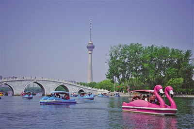 5月3日，“五一”假期最后一天，游客在玉渊潭公园乘船游览，享受最后的假日时光。新京报记者 薛珺 摄