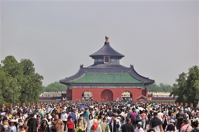 5月1日，天坛公园丹陛桥游人如织。新京报记者 王飞 摄