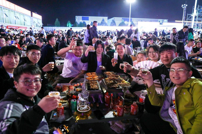 4月29日，游客在淄博市一家烧烤城吃烧烤 图片来源：新华社