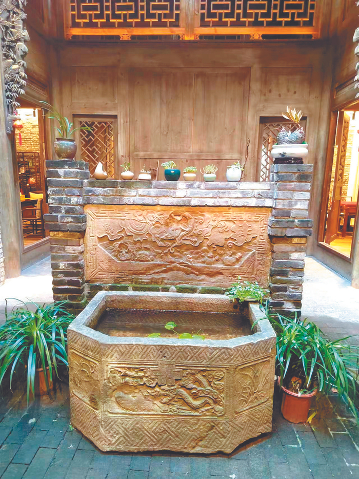     无法继续养鱼的龙纹石缸