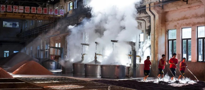 传统工艺酿造郎酒  童杨摄