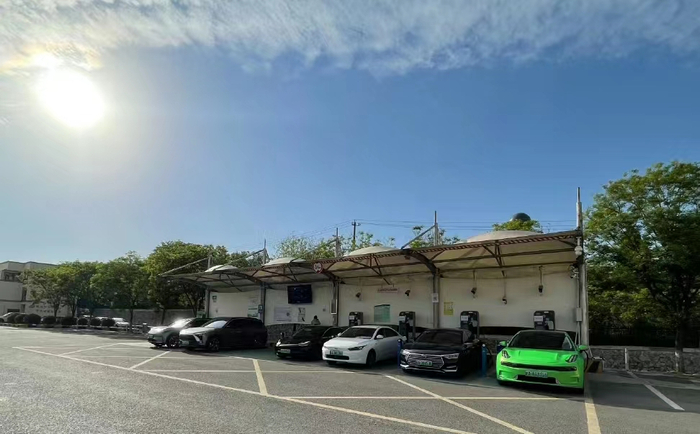 五一期间，某充电站车辆正在充电。受访者供图