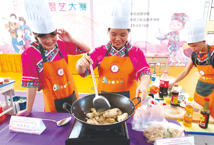     ▼南宁市邕武路学校举行厨艺大赛   本报记者程勇可 摄