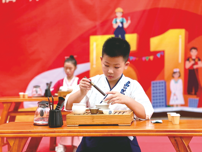     ▲南宁市大学东路小学中高年级茶艺比赛展示茶文化