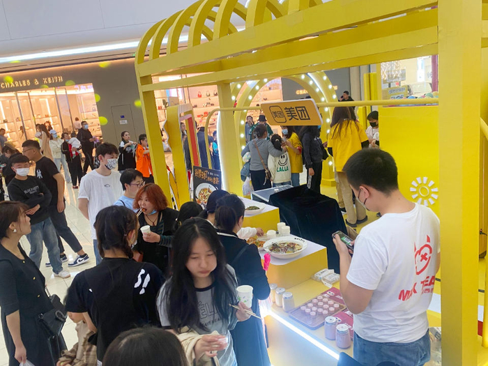 ▲“五一”期间，位于泰盛广场的美团美食快闪店试吃活动人气旺盛，吸引了众多消费者围观体验。