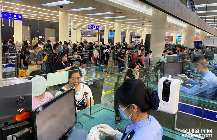 皇岗边检站民警高效快捷为出境旅客办理查验手续。吴欣蔓摄