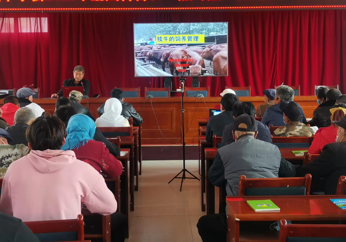 　　（图为甘肃省烟草专卖局邀请专家为村民讲解肉牛养殖技术）