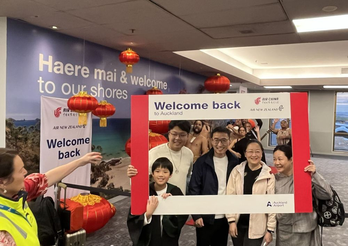 5月2日，游客到达新西兰奥克兰国际机场后合影（手机拍摄）。（新华社记者卢怀谦摄）