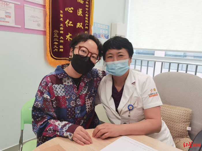 ▲张雪与段医生合影