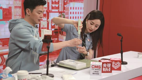             启动仪式后，中央广播电视总台主持人任鲁豫（左）、郭若天（右）走进拼多多直播间，向全国网友推荐精选优品  赵歌  摄          