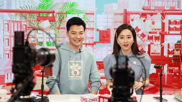 启动仪式后，中央广播电视总台主持人任鲁豫（左）、郭若天（右）走进拼多多直播间，向全国网友推荐精选优品。赵歌 摄