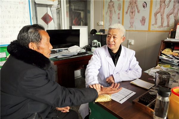 （侯峰医生正在为患者诊治）