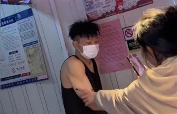 小哥被摸肌肉 / 网传视频截图